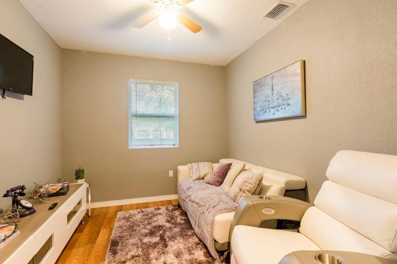 Cute Bungalow In Down Town With Jacuzzi & Grill *