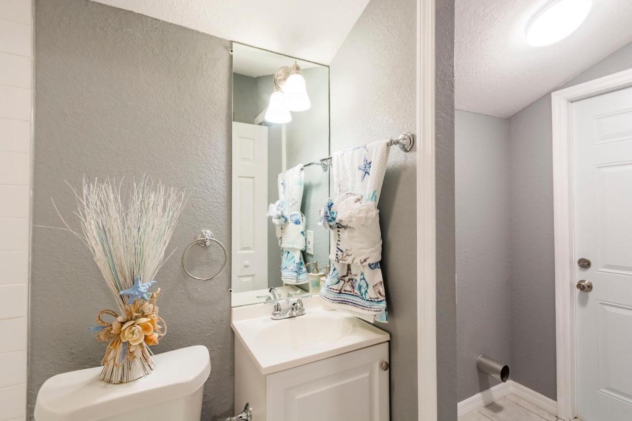 Cute Bungalow In Down Town With Jacuzzi & Grill *